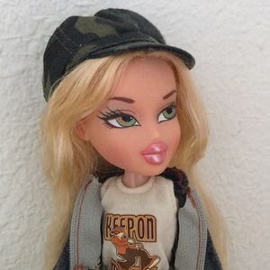 Bratz Doll MGA, 2001 “Chloe Going Hunting and Camping”.